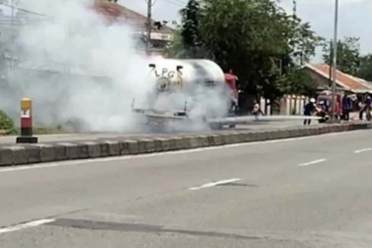 Nyaris Meledak, Truk Tangki LPG Pertamina Terbakar Di Jalur Pantura ...