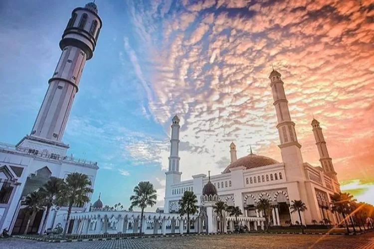 Masjid Raya Mujahidin, menjadi salah satu destinasi wisata terpopuler di Pontianak Kalimantan Barat. (Instagram @ganangaditama)