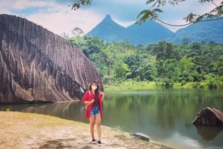Taman Batu Belimbing, salah satu dari 3 top destinasi wisata di Singkawang, Kalimantan Barat. (Instagram @petronilj)