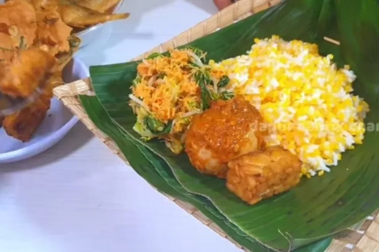 Resep nasi jagung urap khas Jawa Timur yang gurih, dan lezat, yang bisa jadi ide jualan menu sehat. (YouTube Dapur Cantik Channel )