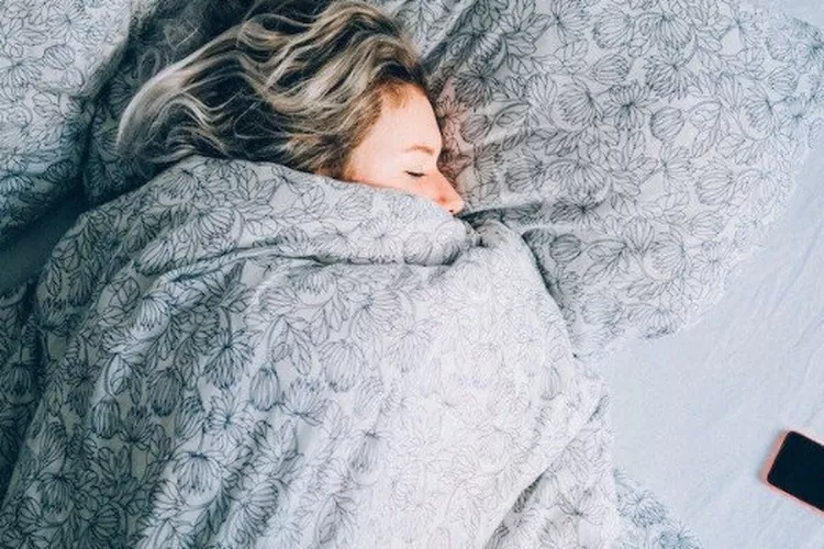 Tidur adalah salah satu cara introvert untuk mengembalikan energi (Introvertdear via pinterest.com)