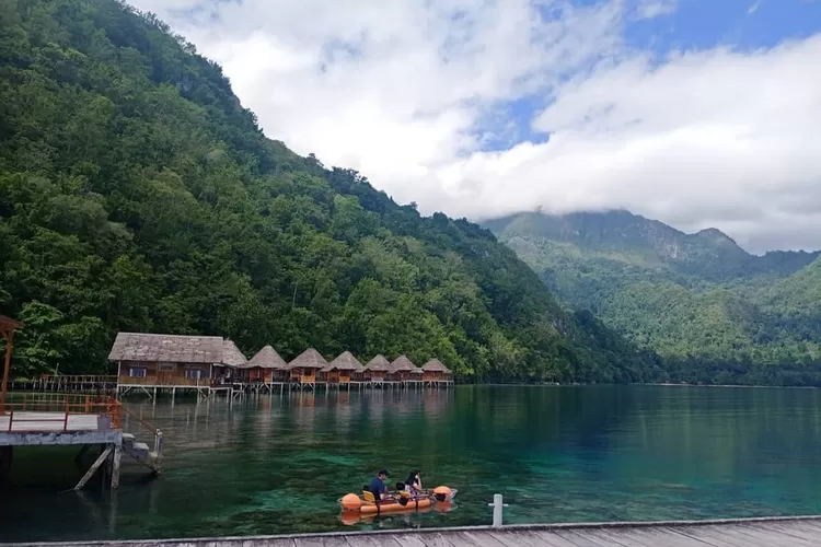 Keindahan destinasi wisata alam Pantai Ora Maluku dengan lautan yang membentang luas. (Instagram @orabeachresort)