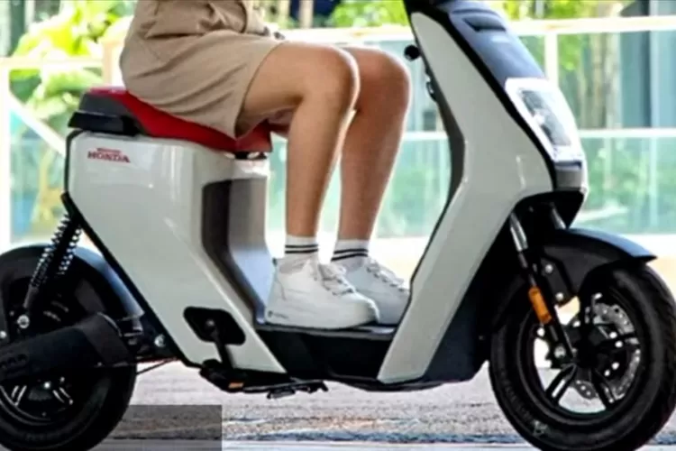 Cuma 11 Juta, New Honda UBE CROSS, Gak Perlu Isi Bensin, Dijuluki Honda Beat Street Versi Baru Kini Jadi Motor Listrik. (YouTube YURIKO ADAM)