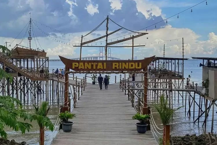 Terbaru Di Pulau Madura Wisata Pantai Rindu Dengan Latar Jembatan ...