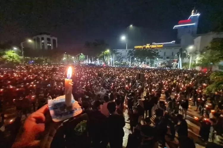 Ribuan Bonek Berdoa Untuk Korban Tragedi Kanjuruhan Di Tugu Pahlawan ...