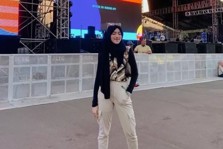 8 Ide OOTD Hijab Nonton Konser, Dijamin Tampilan Makin Kece dan