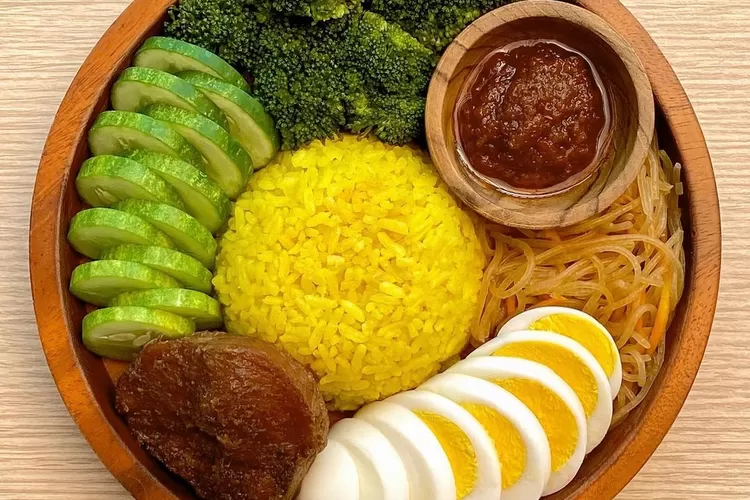 Resep hidangan praktis nan sehat nasi kuning. (Instagram @hannadietdiary)