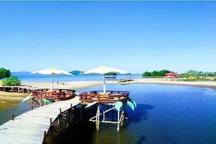 Pantai Dewi Mandapa, salah satu wisata alam Pantai yang wajib dikunjungi ketika berada di  Lampung (Instagram @ dewimandapa)