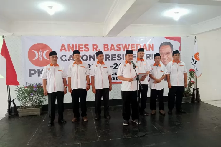 Ketua DPW PKS DIY, Agus Mas'udi didampingi pengurus kabupaten/kota saat membacakan deklarasi dukungan kepada Anies R Baswedan sebagai Capres 2024-2029. (Foto : Smol.id/Rangga Permana)