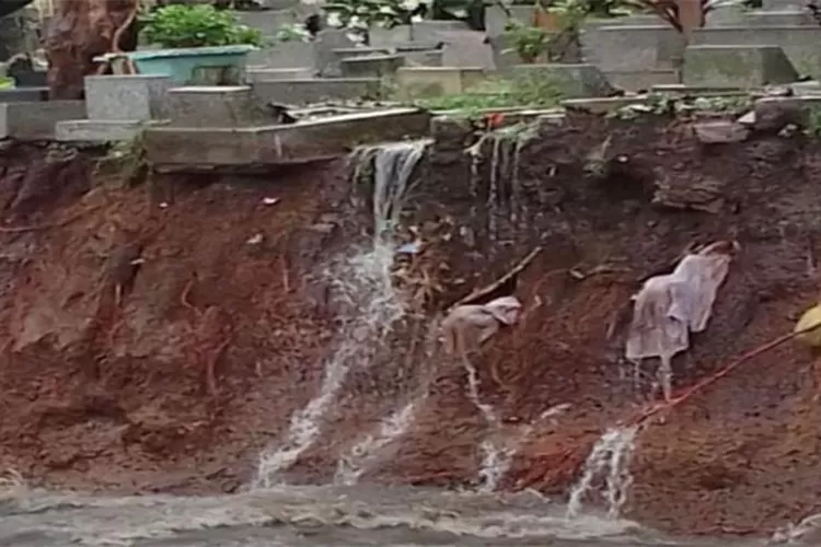 Makam Longsor Akibat Hujan Deras Di Bandung, Ramai Komentar: Seram ...