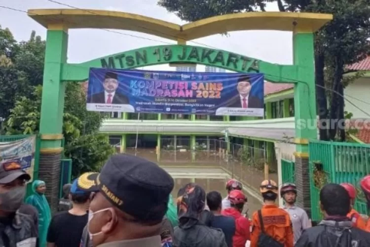 Banjir Dan Tembok Sekolah Roboh, Dua Dari Tiga Korban Tewas Warga Depok ...