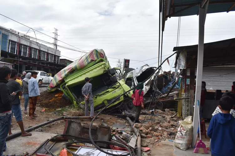 Kronologi Truk Rem Blong Hantam Tiga Mobil Dan Dua Warung Di Padang ...