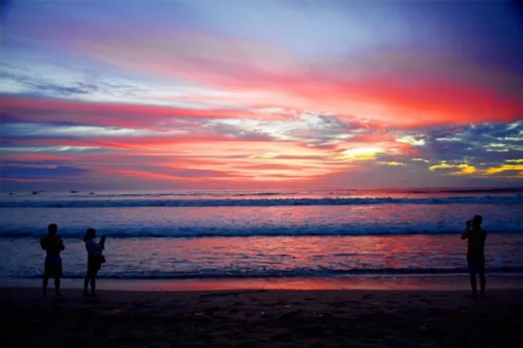 Pesona Pantai Kuta Bali Dengan Keindahan Pasir Putih Dan Sunsetnya Yang