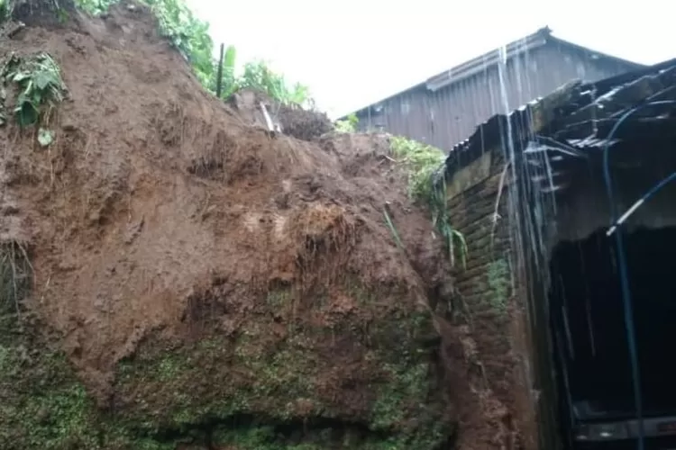 Bencana Alam Tanah Longsor Terjadi Di Temanggung, Tiga Rumah Rusak Dan ...