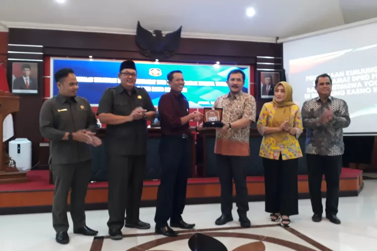 Sekda Pemkot Blitar, Priyo Suhartono memberi kenang-kenangan kepada Ketua Komisi A DPRD DIY, Eko Suwanto. (Foto : Smol.id/Rangga Permana)