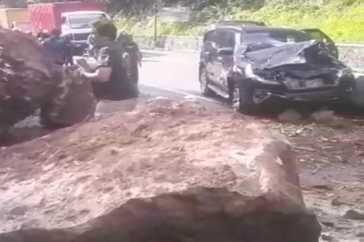 Video Batu Longsor Timpa Mobil Di Cadas Pangeran Sumedang Viral Nasib Penumpangnya Begini Sewaktu 0585