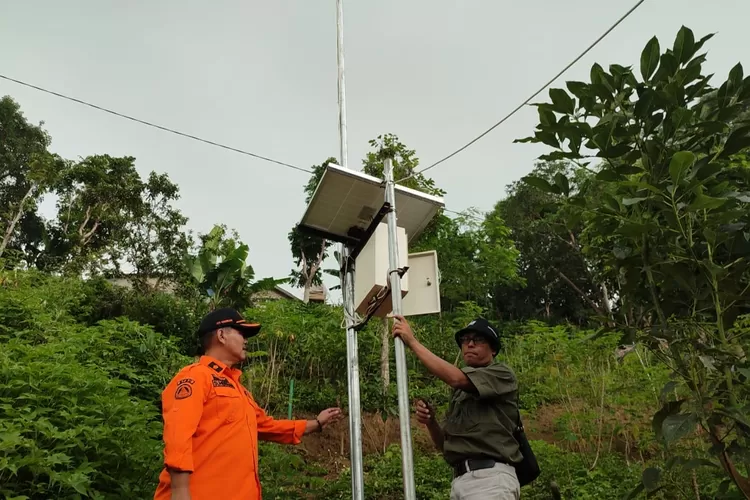 BNPB Pasang Alat Deteksi Dini Bencana Pergerakan Tanah Di Bandung Barat ...