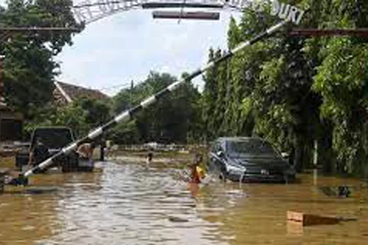 Hujan Lebat Guyur DKI Jakarta, Rumah Dinas DPR RI Terendam Banjir - Smol Id