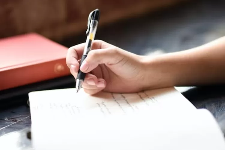 Simak contoh teks doa Hari Pahlawan 10 November. (Hannah Olinger via unsplash.com)