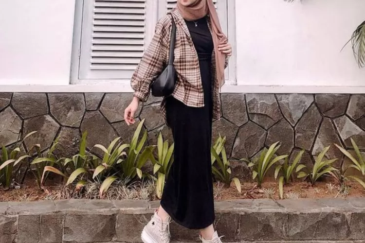 5 Rekomendasi Outfit Kemeja Flanel Wanita Hijab, Simple Gak Menyita