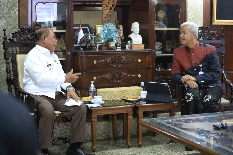Gubernur Jawa Tengah Ganjar Pranowo bersama Wakil Gubernur Maluku Utara, Yasin Ali.