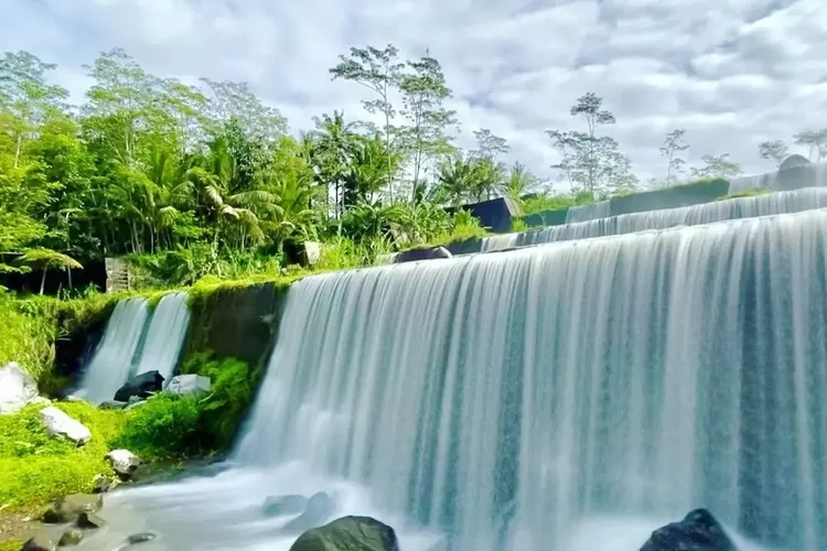 Potret air terjun tingkat 6 Grobogan Watu Purbo Yogyakarta di jalur lahar dingin Gunung Merapi ( Instagram @grojogan_watupurbo)