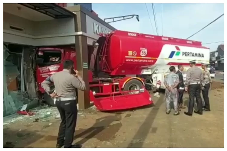 Truk Tangki Pertamina Seruduk Klinik Kesehatan Di Pasar Rebo Sinar Jabar