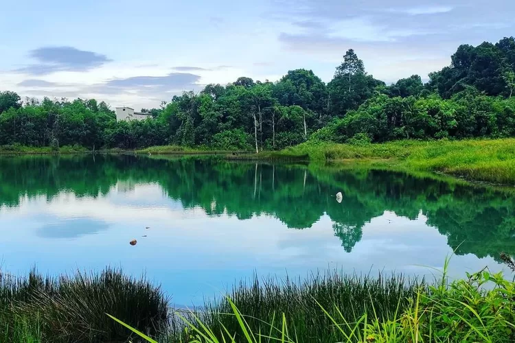 Danau Cermin Lamaru, salah satu destinasi wisata di Balikpapan, Kalimantan Timur (Instagram / hasrian_mulya)
