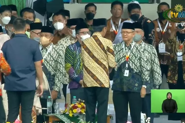 Saat Jokowi Salami Anwar Abbas Di Pembukaan Muktamar Muhammadiyah 2022 ...