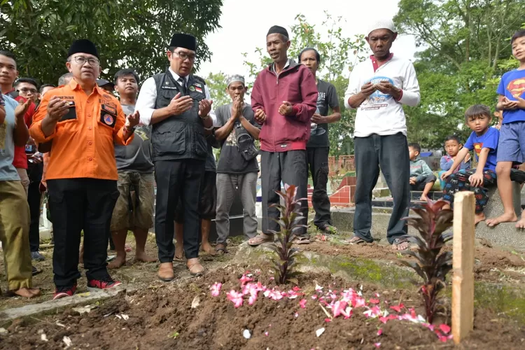 Gubernur Jabar Ridwan Kamil memimpin doa pemakaman Alinda  , ank korban Gempa Cianjur (ist)