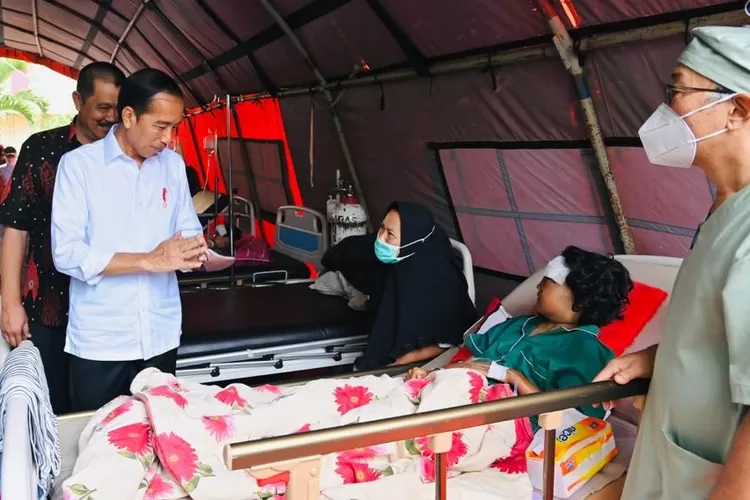 Presiden RI Joko Widodo (Jokowi) mengunjungi Rumah Sakit Umum Daerah (RSUD) Sayang Cianjur, di Kabupaten Cianjur, Provinsi Jawa Barat, pada Kamis (24/11/2022)  (BPMI SETPRES)