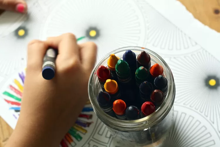 Ini contoh Gambar Hari Guru anak SD yang mudah. (ilustrasi: Pexels/Pixabay)
