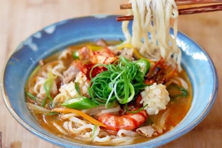 BIKIN NGILER! Resep Mie Seafood Pedas Khas Korea Jjampong, Bisa Buat ...