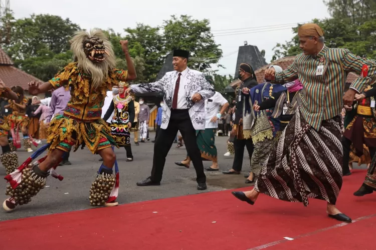 Gubernur Jawa Tengah Ganjar Pranowo ikut menari usai upacara Hari Guru di Semarang, Jumat, 25 November 2022. (Humas Jateng)