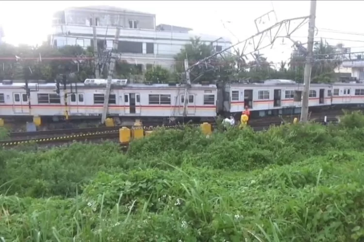 KRL Anjlok Di Stasiun Kampung Bandan, KAI Rekayasa Perjalanan Kereta ...