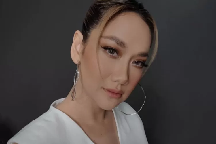 Isu KDRT menimpa Bunga Citra Lestari, langsung mendapat dukungan fans/ netizen (Instagram @bclsinclair)