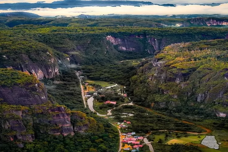 Keindahan yang ditawarkan tempat wisata Lembah Harau , Kabupaten Lima Puluh Kota (instagram @ 740aerialvideography)