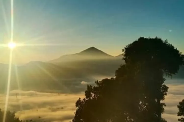 Menikmati Wisata Bandung Gunung Putri Lembang Melalui Sinar Matahari ...