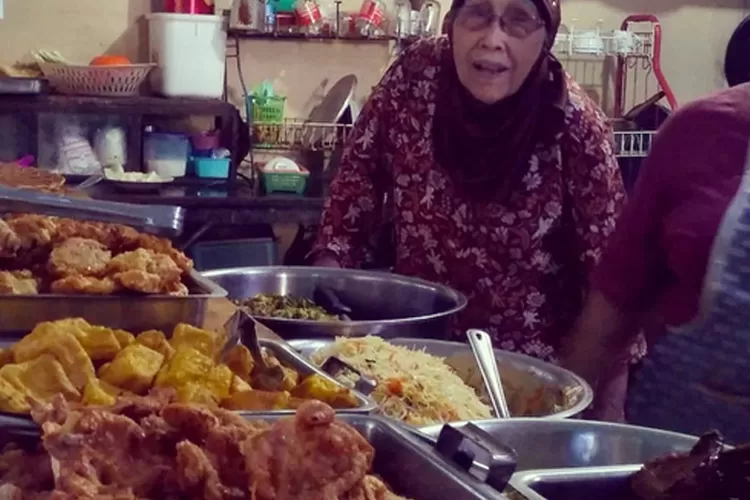 5 Tempat Kuliner Legendaris Di Bandung, Salah Satunya Warung Nasi Bu ...