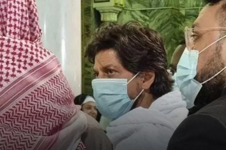 Warganet Heboh Dapat Kabar Shah Rukh Khan Beribadah Umrah! - Tinemu