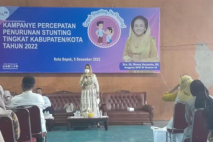 Wenny Haryanto dan BKKBN saat Berikan Tips Percepatan Penurunan Stunting kepada Warga Mruyung Kecamatan Limo Kota Depok (Rohmat_Edisi.co.id)