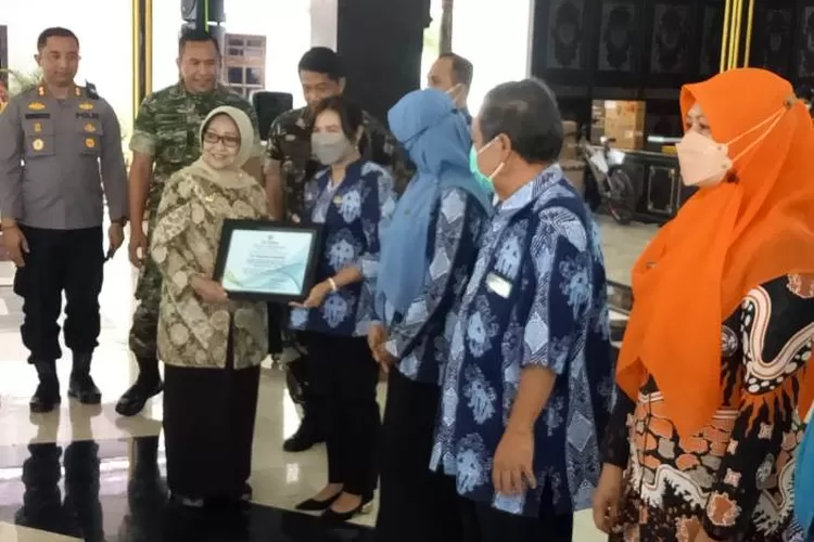 Puncak HKN ke-58 di Jombang bertabur hadiah, Bupati beri penghargaan untuk para insan kesehatan (Muji Lestari)