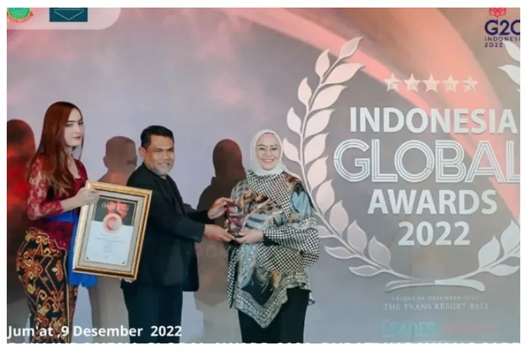 Bupati Karawang Terima Penghargaan Indonesia Global Award 2022 - Sinar ...