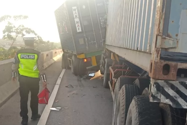 Dua Truk Kontainer Terlibat Kecelakaan. Penyebab Dan Kronologi - Suara ...