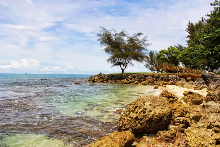 Saat Hari Terakhir Liburan Pengunjung Pantai Carita Membeludak