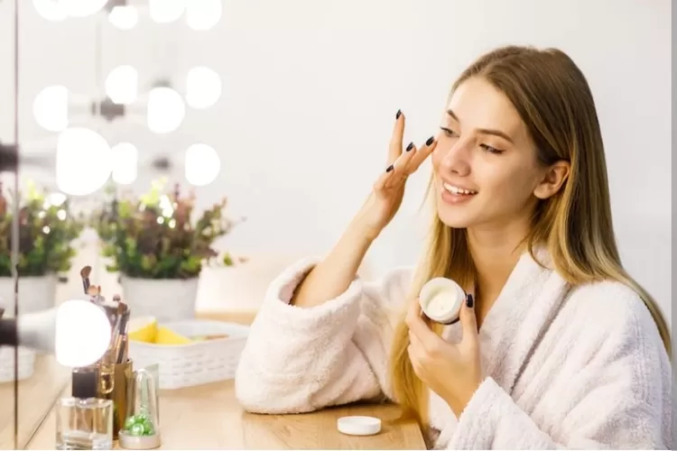 metode skin prep sangat diperlukan untuk kulit wajah yang kering agar make up kamu terhindar dari hasil yang cracky (freepik)