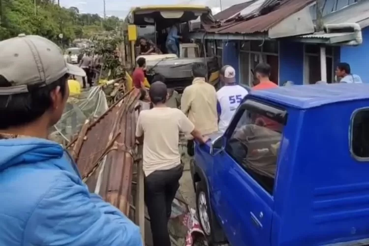 Bus Pariwisata Hantam Warung Di Padang Panjang, 4 Orang Dilarikan Ke ...