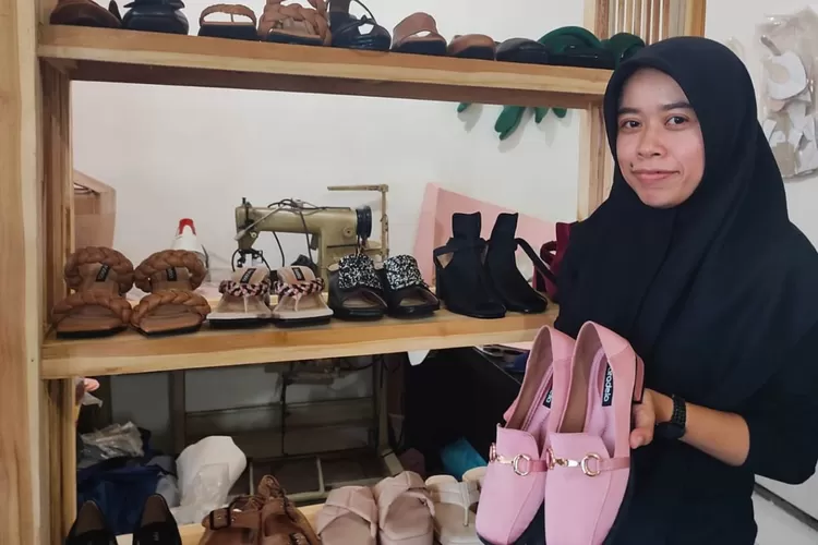 Mengintip Usaha Sandal-Sepatu Lokal Di Bogor Beromzet Ratusan Juta ...