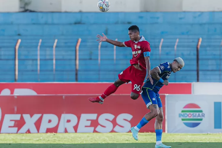 Ezra Walian Bawa Persib Bandung Ungguli Persis Solo Maung Bandung