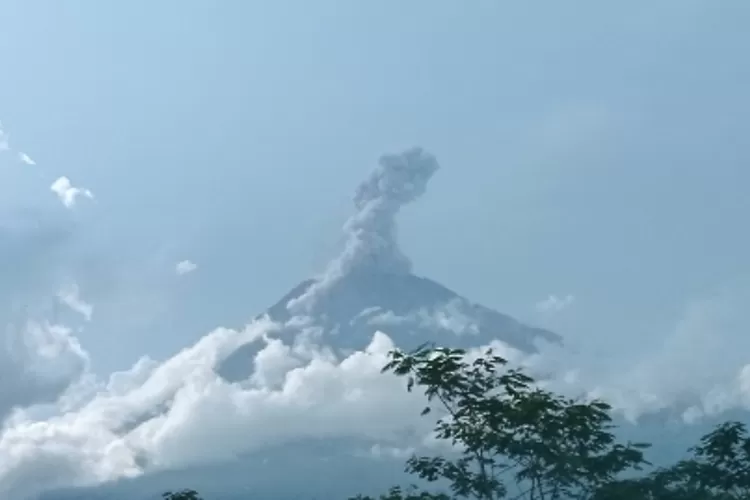 Erupsi Gunung Semeru Terekam, Durasi 100 Detik, Tinggi Letusan Sekitar ...